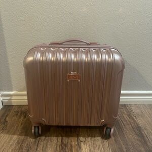 Kensie Mini carry on. Only used once. Good condition.